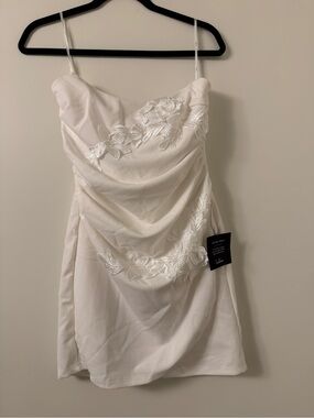 NWT White Floral-Appliqué Strapless Dress